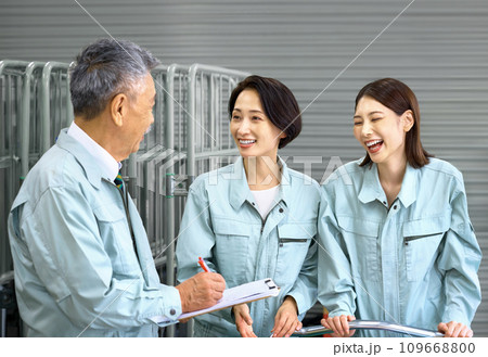 倉庫で棚卸しする多世代の作業員 倉庫で棚卸しする多世代の作業員 109668800