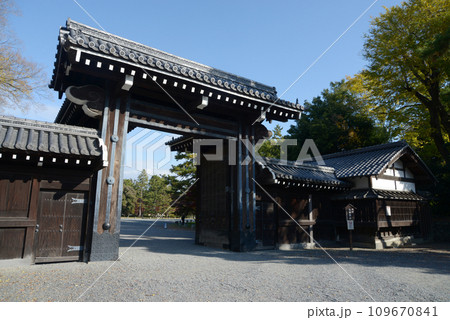 秋の京都御苑 堺町御門 京都市上京区 秋の京都御苑 堺町御門 京都市上京区 109670841