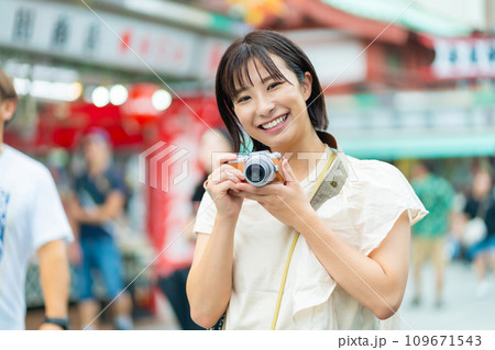 旅行する女性　観光地で写真を撮る女性　観光を楽しむ女性　観光地で散策する女性　休日に旅行する女性 109671543