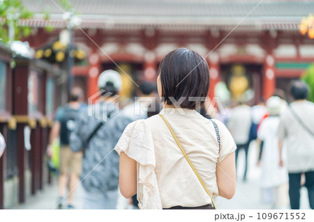 旅行する女性 観光地で写真を撮る女性 観光を楽しむ女性 観光地で散策する女性 休日に旅行する女性 旅行する女性 観光地で写真を撮る女性 観光を楽しむ女性 観光地で散策する女性 休日に旅行する女性 109671552
