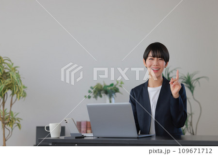 ワンポイントのポーズのビジネスウーマン1 109671712