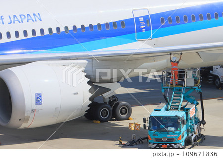 ジェット機への給油 燃料補給 ジェット燃料 空港業務 ジェット機への給油 燃料補給 ジェット燃料 空港業務 109671836