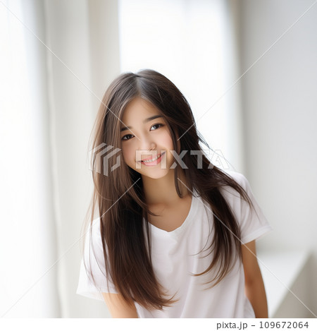 10代の微笑むロングヘアの美しい女性 109672064