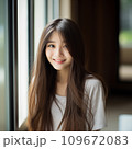 10代の微笑むロングヘアの美しい女性 109672083
