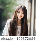 10代の微笑むロングヘアの美しい女性 109672084