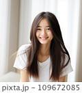 10代の微笑むロングヘアの美しい女性 109672085