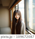 10代の微笑むロングヘアの美しい女性 109672087