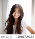10代の微笑むロングヘアの美しい女性 109672088