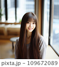 10代の微笑むロングヘアの美しい女性 109672089