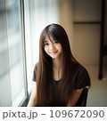 10代の微笑むロングヘアの美しい女性 109672090