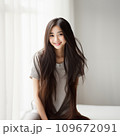 10代の微笑むロングヘアの美しい女性 109672091