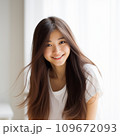 10代の微笑むロングヘアの美しい女性 109672093