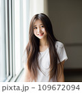 10代の微笑むロングヘアの美しい女性 109672094