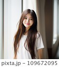 10代の微笑むロングヘアの美しい女性 109672095