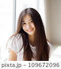 10代の微笑むロングヘアの美しい女性 109672096