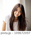 10代の微笑むロングヘアの美しい女性 109672097