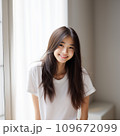 10代の微笑むロングヘアの美しい女性 109672099