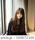 10代の微笑むロングヘアの美しい女性 109672100