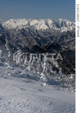 剣ヶ峰山から武尊山に向かう登山道から見た冬の谷川岳 109672971