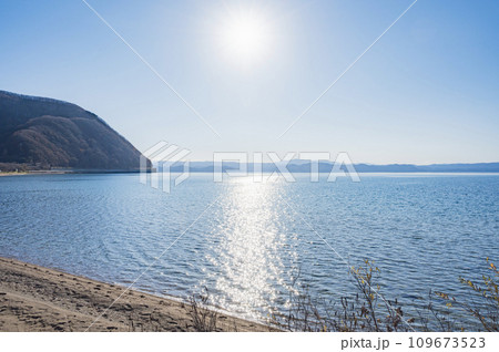 福島　猪苗代湖の上戸浜 109673523