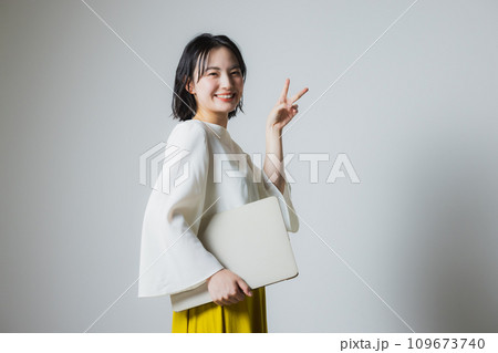 ノートパソコンを持った女性 109673740