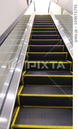 ビル内のエスカレーター 109673793