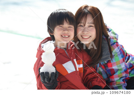 雪遊びする親子 109674180