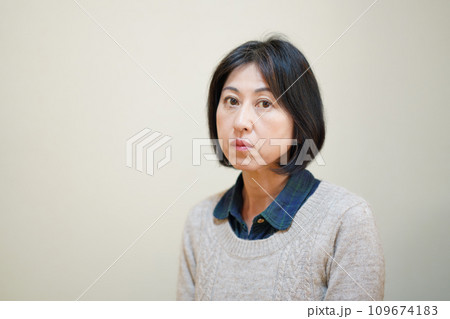 セーターを着た真顔の中年女性 109674183