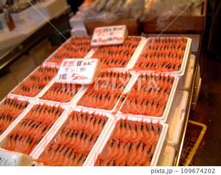 天然エビ(甘エビ)の箱売り @鮮魚センター・魚市場 天然エビ(甘エビ)の箱売り @鮮魚センター・魚市場 109674202