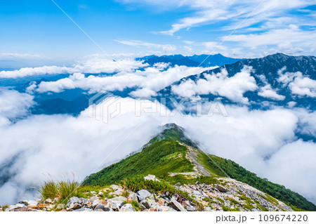 夏の爺ヶ岳登山（山頂から槍ヶ岳方面の眺め） 109674220