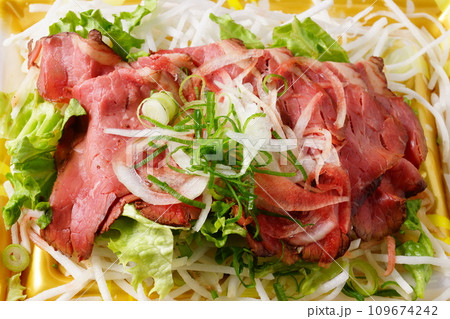 和風ローストビーフサラダ 和風ローストビーフサラダ 109674242