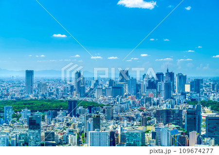 東京　摩天楼高層ビル群を望む 109674277