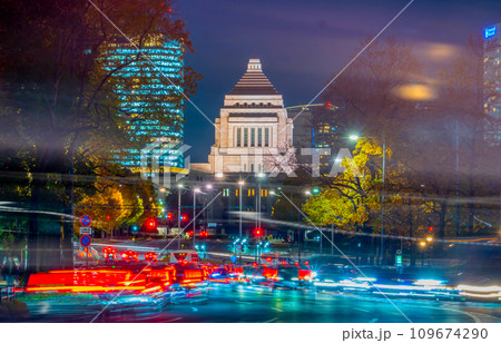 国会議事堂と大混雑する国道　2023 109674290