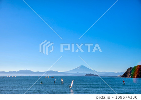 湘南江の島と秋の富士山を望む 109674330