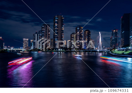 東京夜景 タワーマンション群と屋形船 2023 東京夜景 タワーマンション群と屋形船 2023 109674331