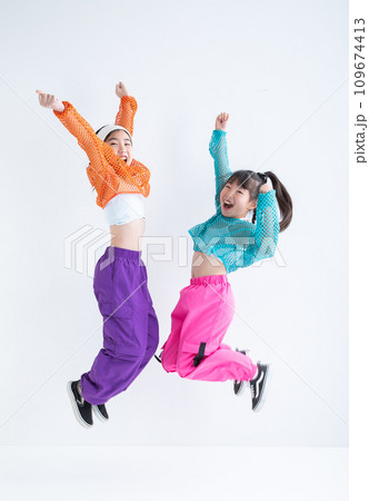 ジャンプするキッズダンサー　kids dancer 109674413