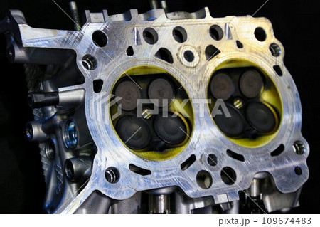 低重心が魅力♪ 水平対向エンジンのシリンダーヘット(燃焼室) 109674483