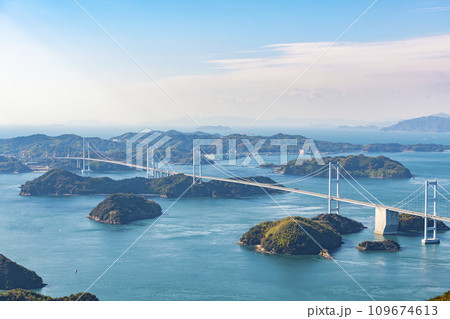 亀老山展望台から見た瀬戸内しまなみ海道来島海峡大橋の眺望 亀老山展望台から見た瀬戸内しまなみ海道来島海峡大橋の眺望 109674613
