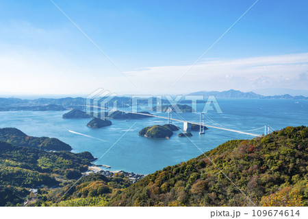 亀老山展望台から見た瀬戸内しまなみ海道来島海峡大橋の眺望 109674614