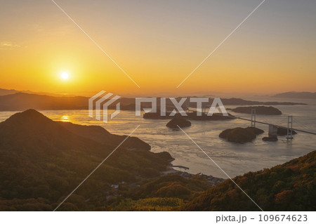 瀬戸内しまなみ街道に沈む夕日 109674623