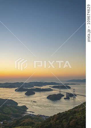 瀬戸内しまなみ街道に沈む夕日 109674629