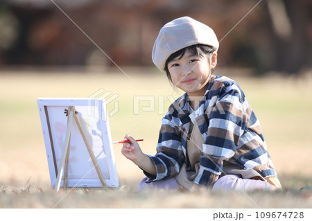 絵を描く女の子 109674728