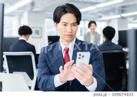 オフィスで働く若いビジネスマン オフィスで働く若いビジネスマン 109674833