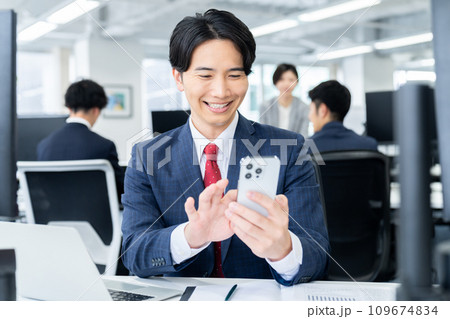 オフィスで働く若いビジネスマン　 109674834