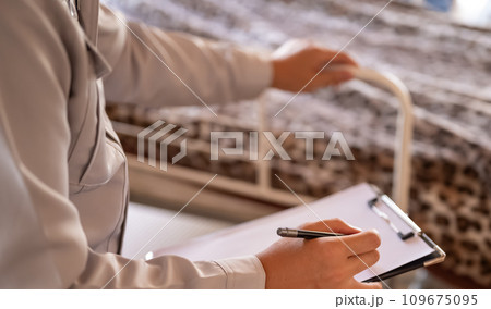 グレーの作業着を着た業者の点検や見積もりシリーズ 109675095