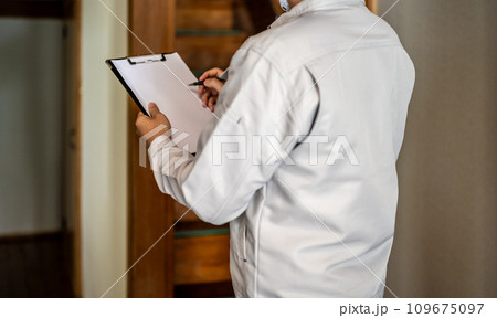 グレーの作業着を着た業者の点検や見積もりシリーズ グレーの作業着を着た業者の点検や見積もりシリーズ 109675097