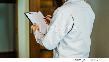 グレーの作業着を着た業者の点検や見積もりシリーズ グレーの作業着を着た業者の点検や見積もりシリーズ 109675099