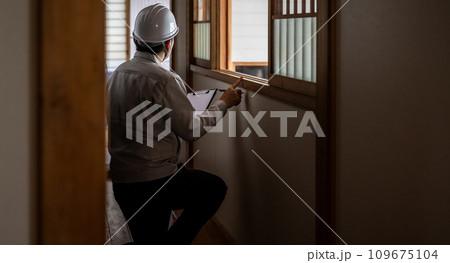 グレーの作業着を着た業者の点検や見積もりシリーズ グレーの作業着を着た業者の点検や見積もりシリーズ 109675104