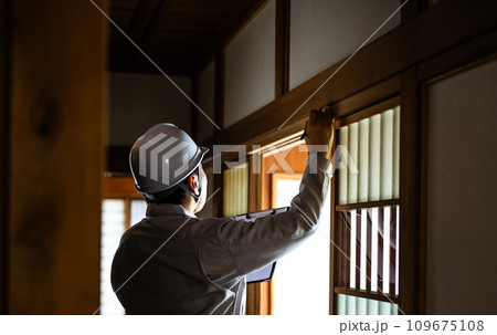 グレーの作業着を着た業者の点検や見積もりシリーズ グレーの作業着を着た業者の点検や見積もりシリーズ 109675108