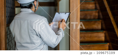 グレーの作業着を着た業者の点検や見積もりシリーズ グレーの作業着を着た業者の点検や見積もりシリーズ 109675109